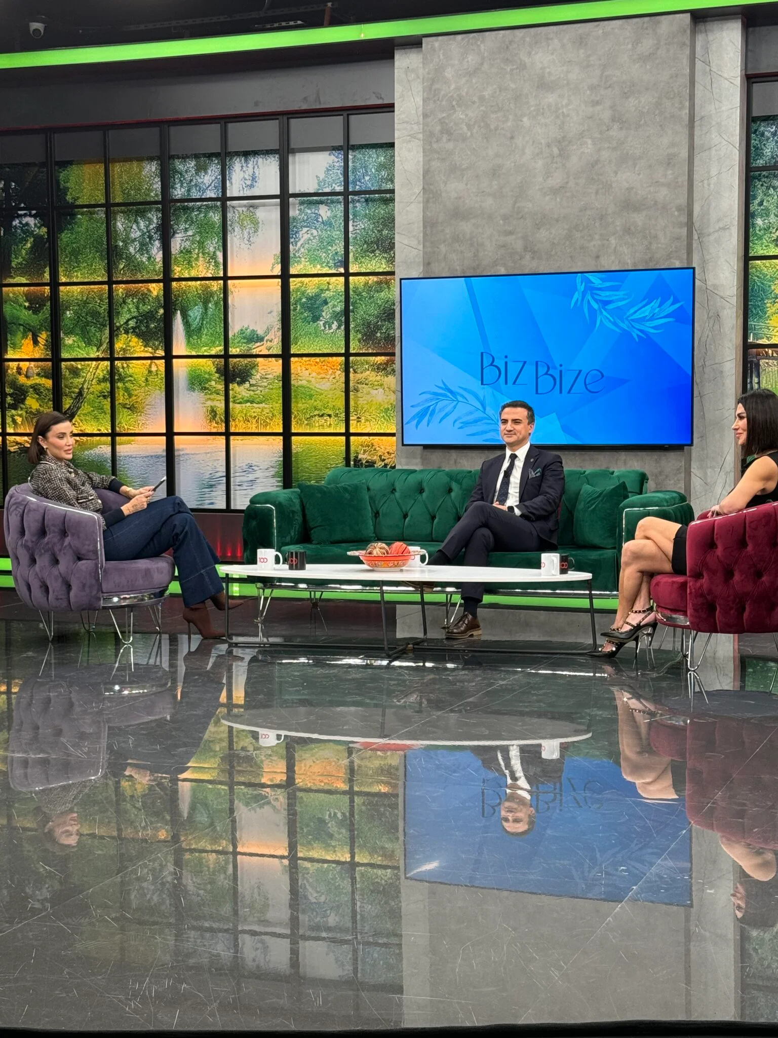 TV100 BizBize – Özge Ulusoy – Annelik Estetiği